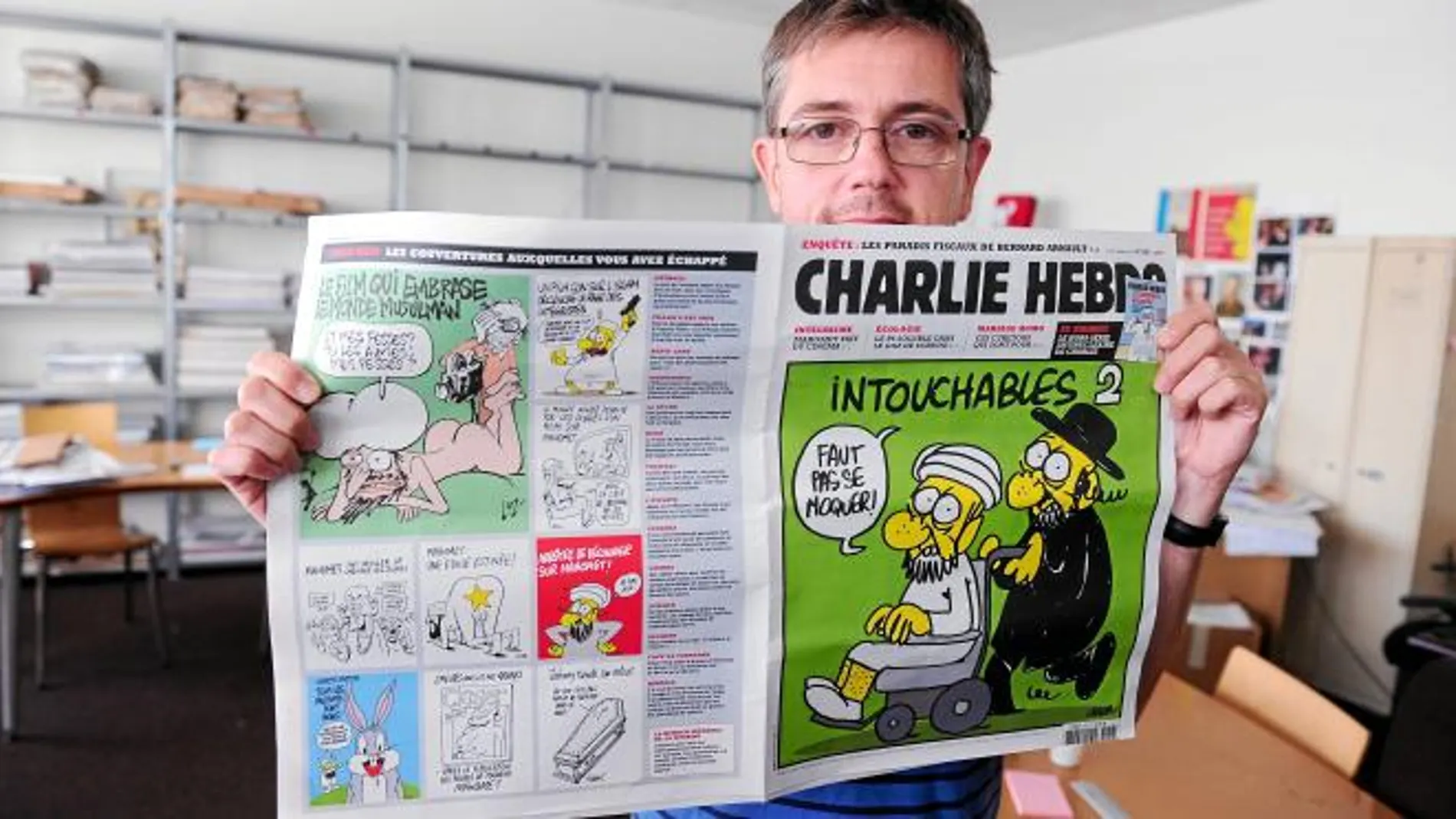 El director del semanario satírico francés muestra la polémica portada que hace referencia al vídeo de Mahoma