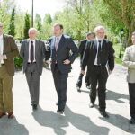 Antonio Silván, a su llegada a Carrión de los Condes, para celebrar el XVI aniversario de la creación del Instituto Regional de la Construcción en compañía de Gerardo Arias, Ángel Marinero y José María Hernández