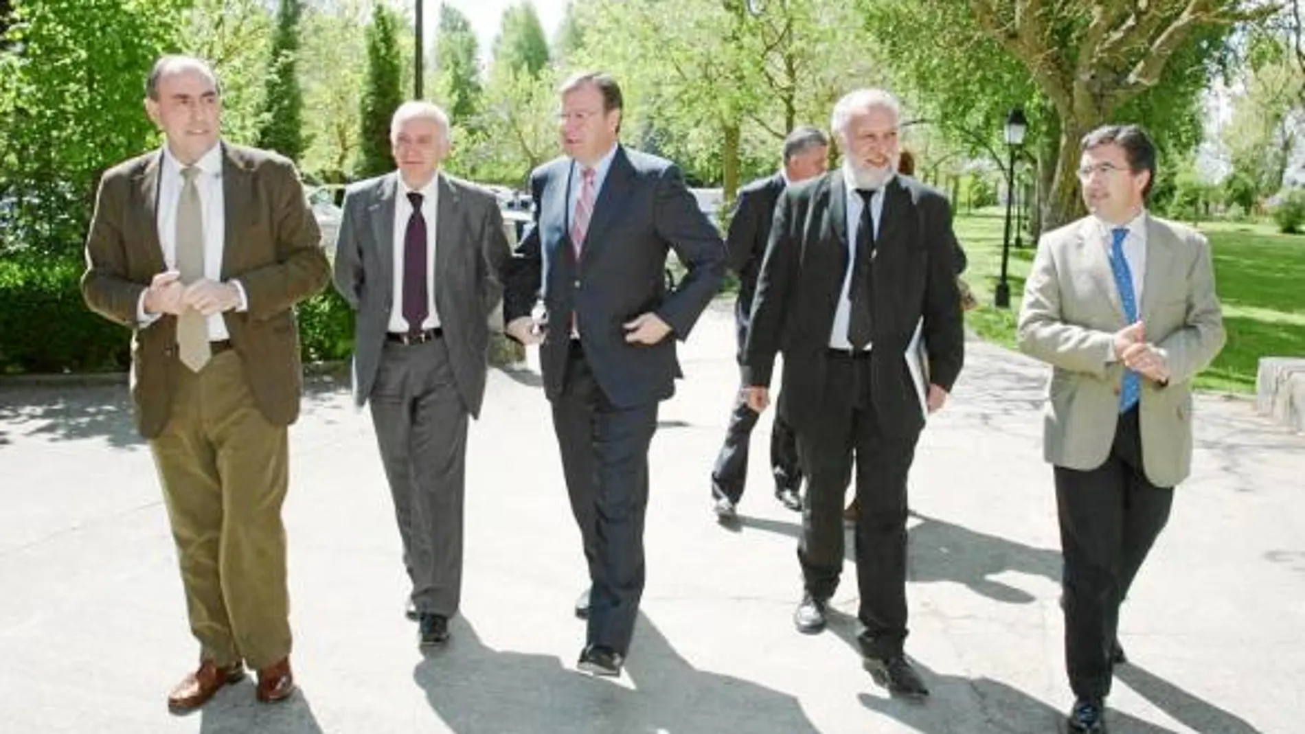 Antonio Silván, a su llegada a Carrión de los Condes, para celebrar el XVI aniversario de la creación del Instituto Regional de la Construcción en compañía de Gerardo Arias, Ángel Marinero y José María Hernández