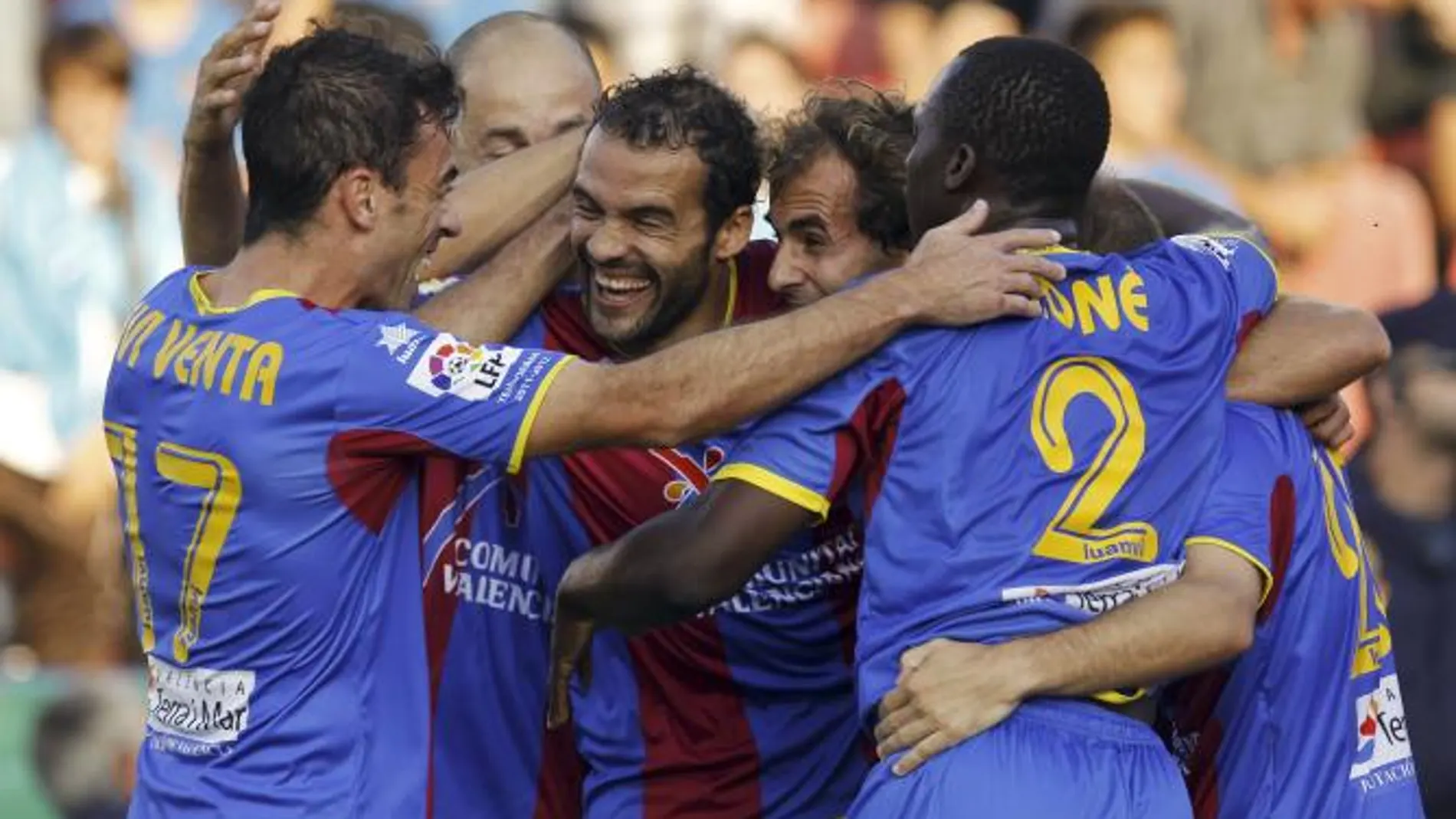 LOS JUGADORES del Levante celebran uno de los goles que marcaron al Málaga y que les mantienen en lo más alto