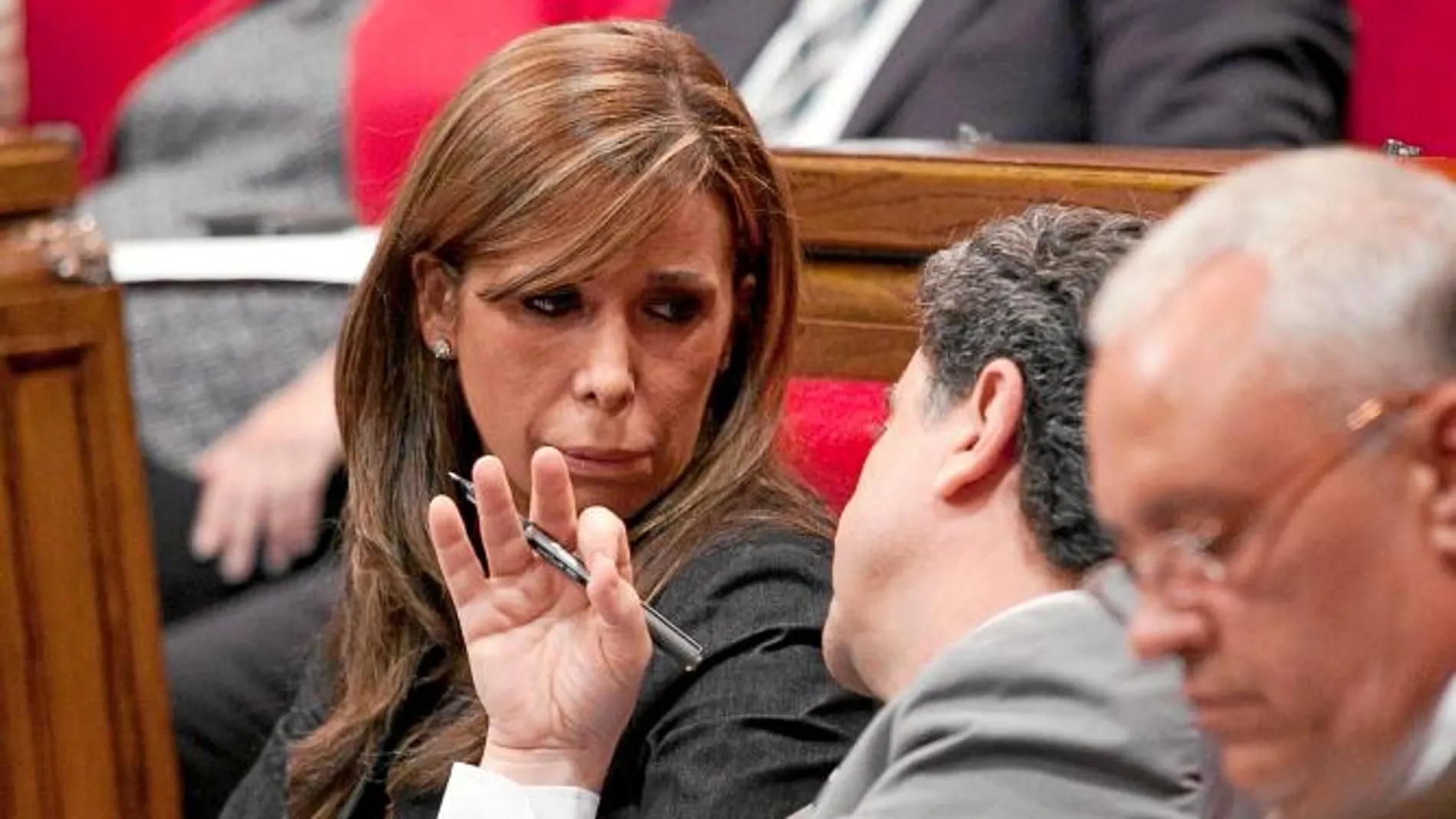 Sánchez-Camacho conversa con Millo, que ayer regresó al Parlament tras donar un riñón a su mujer