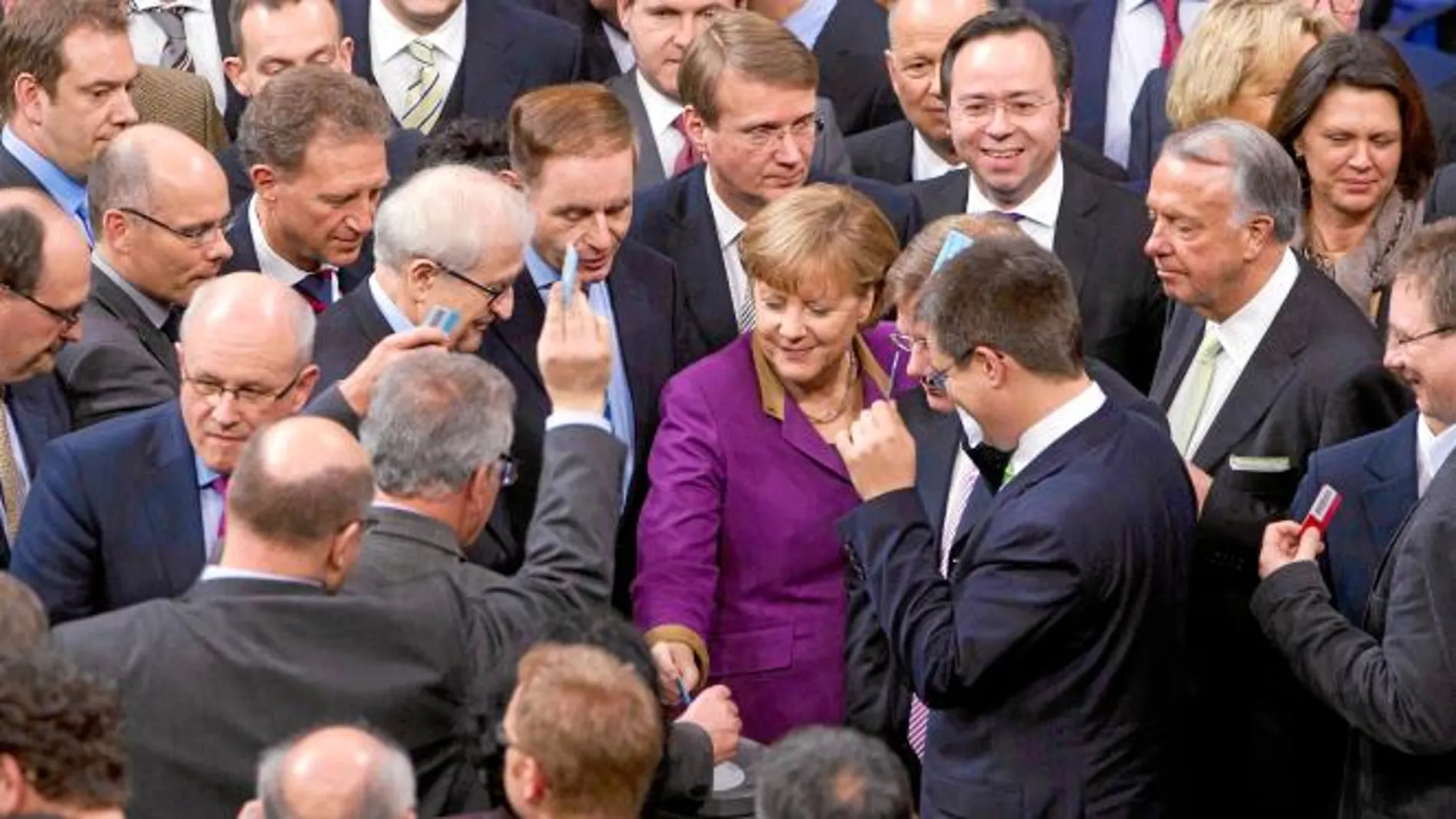 Merkel admite la «dudosa» eficacia del segundo rescate a Grecia
