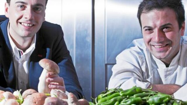 Caza, cuchara y verduras