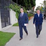 Francisco Gil Eguino (derecha) salió acompañado de uno de sus letrados