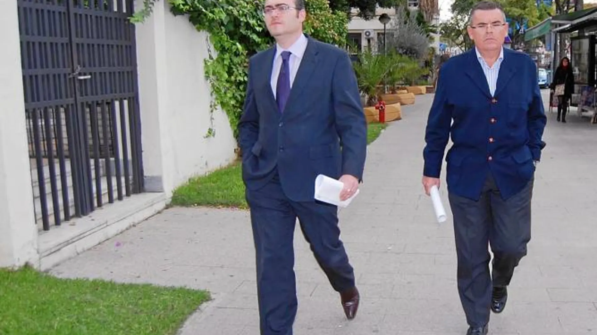 Francisco Gil Eguino (derecha) salió acompañado de uno de sus letrados