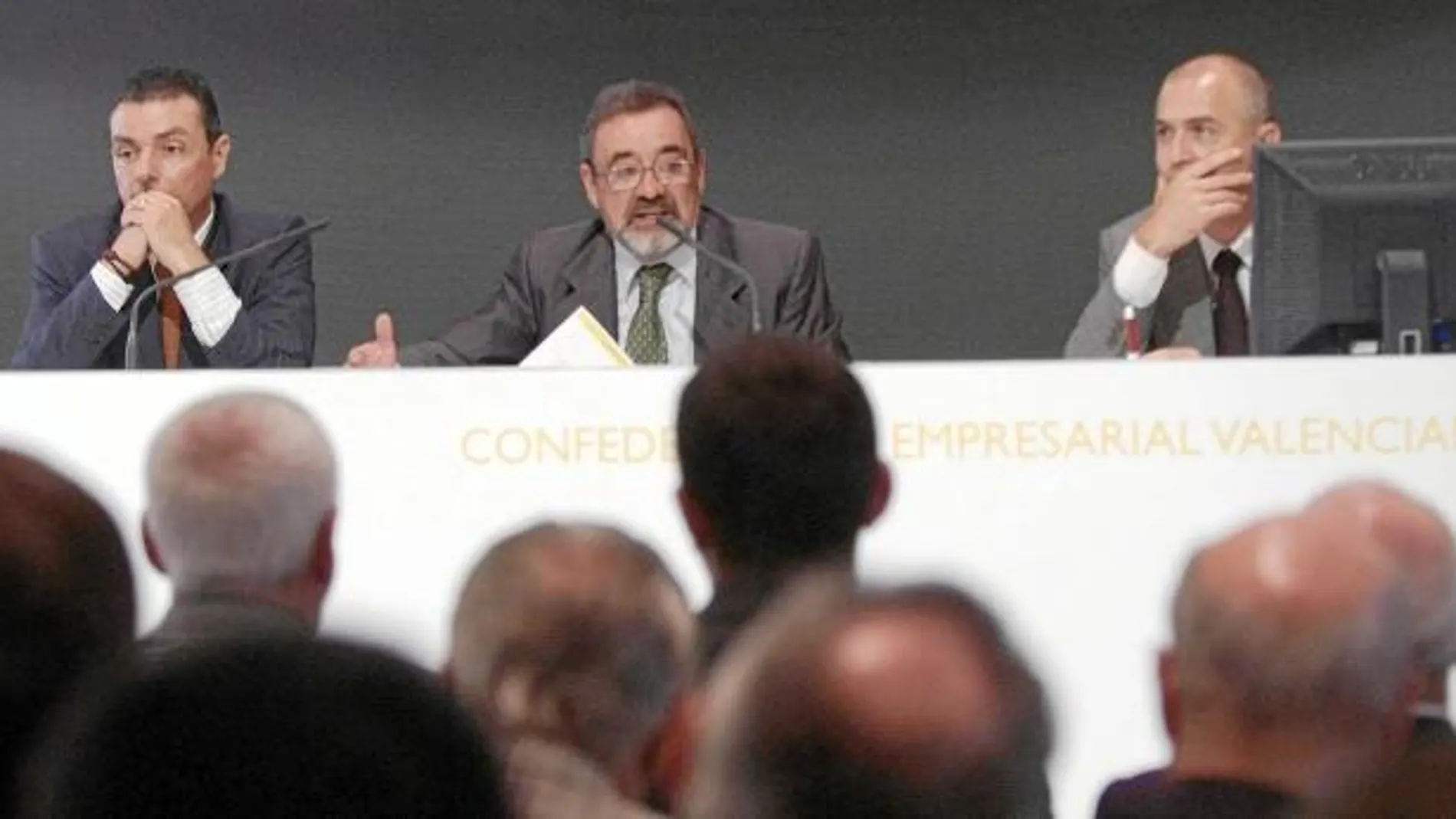 González (en el centro), junto a Salvador Navarro (izda) en la última Asamblea de la CEV