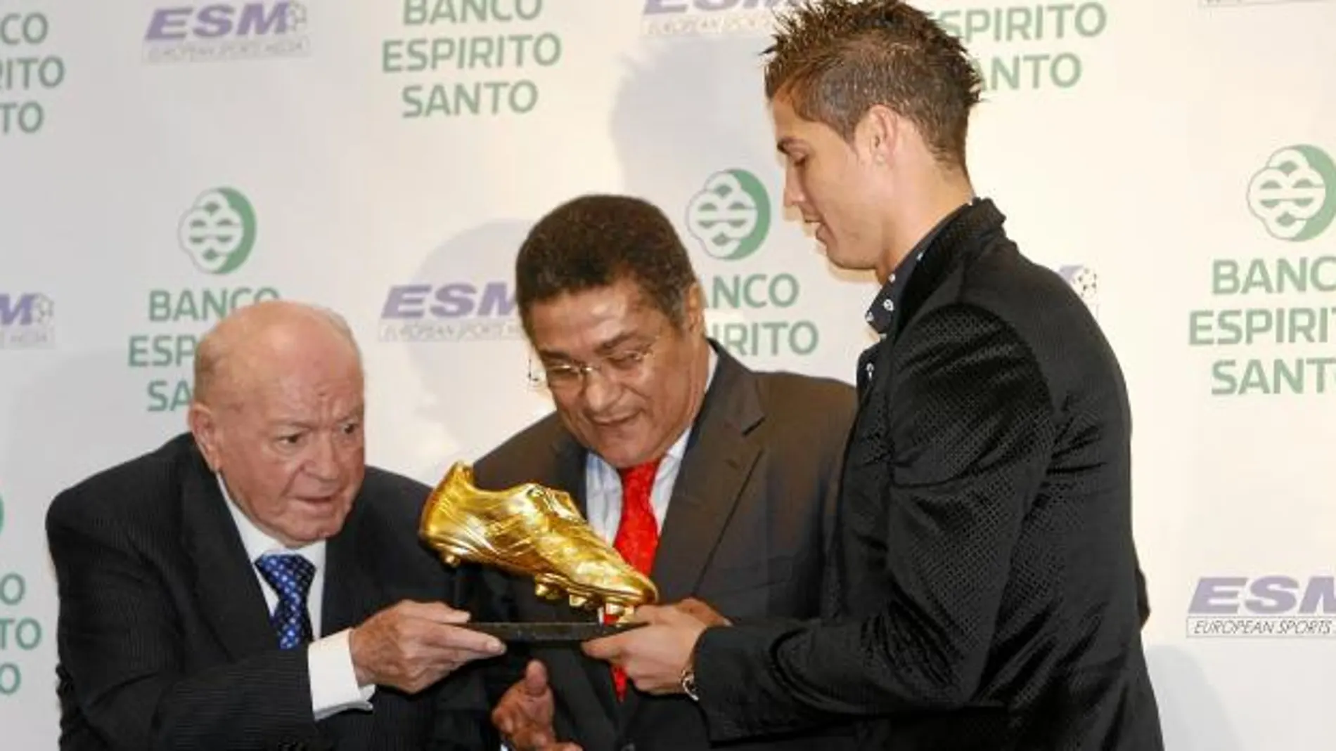 Di Stéfano y Eusebio entregaron a Cristiano Ronaldo la Bota de Oro
