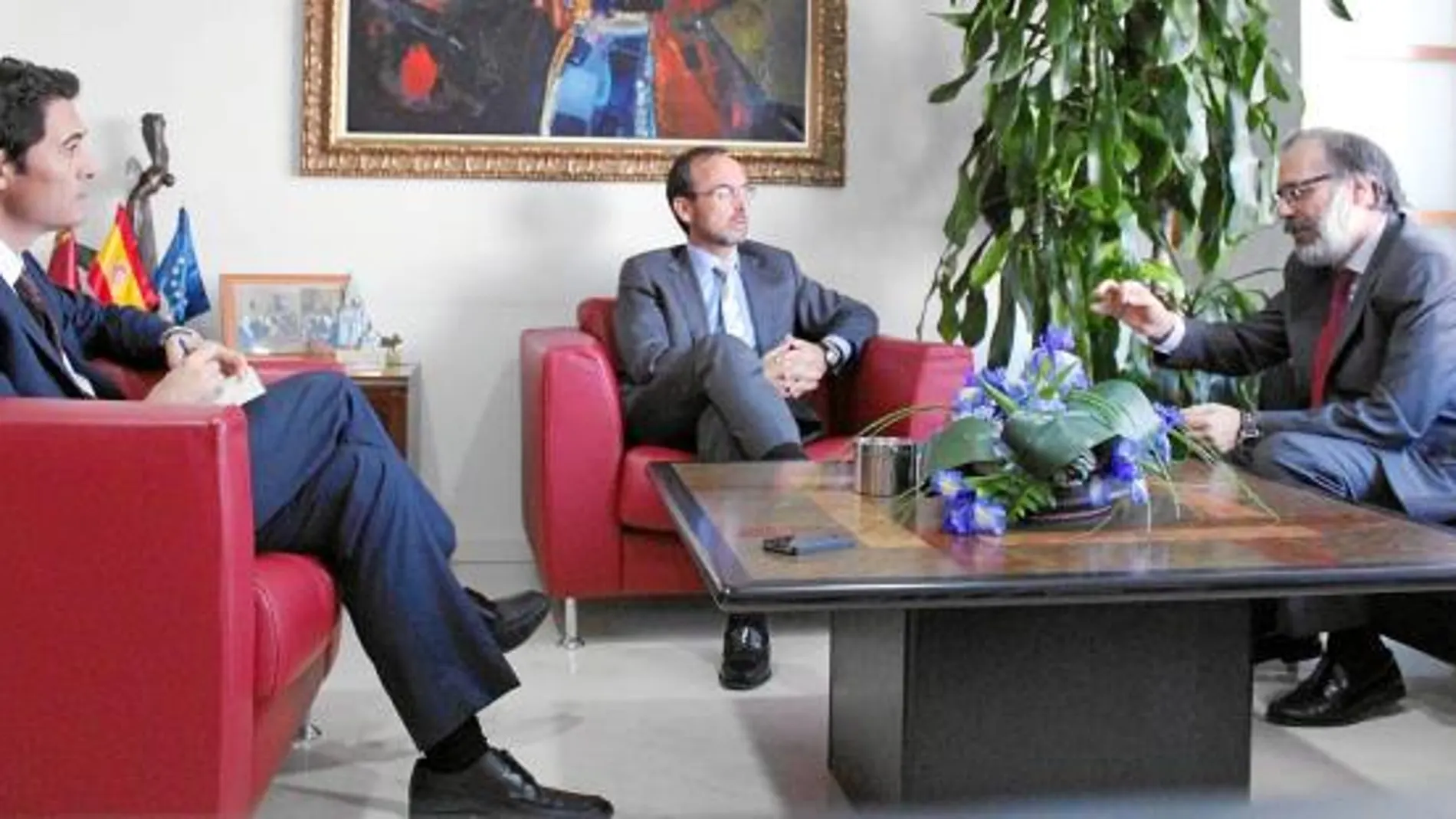 El consejero de Economía, Salvador Marín (centro), en la reunión