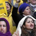 OLEADAS DE PROTESTAS. Un grupo de disidentes iraníes se manifestó ayer en Bruselas contra el régimen de Ahmadineyad
