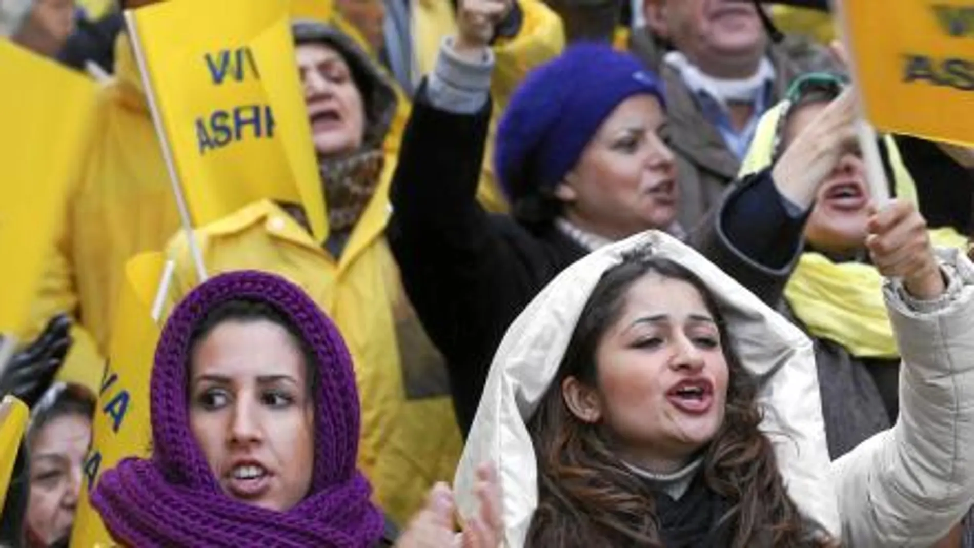 OLEADAS DE PROTESTAS. Un grupo de disidentes iraníes se manifestó ayer en Bruselas contra el régimen de Ahmadineyad