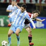 El centrocampista del AC Milan, Riccardo Montolivo, pelea por el balón con el jugador del Málaga, Isco (izda)