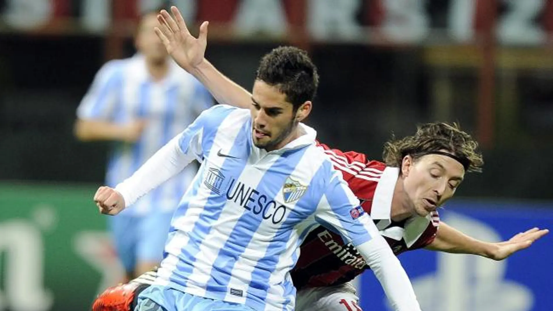 El centrocampista del AC Milan, Riccardo Montolivo, pelea por el balón con el jugador del Málaga, Isco (izda)