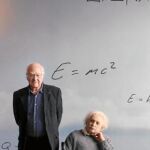 Peter Higgs posa junto a una figura de cera de Albert Einstein en el CosmoCaixa