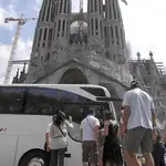  Los vecinos de la Sagrada Familia piden acabar con los buses turísticos
