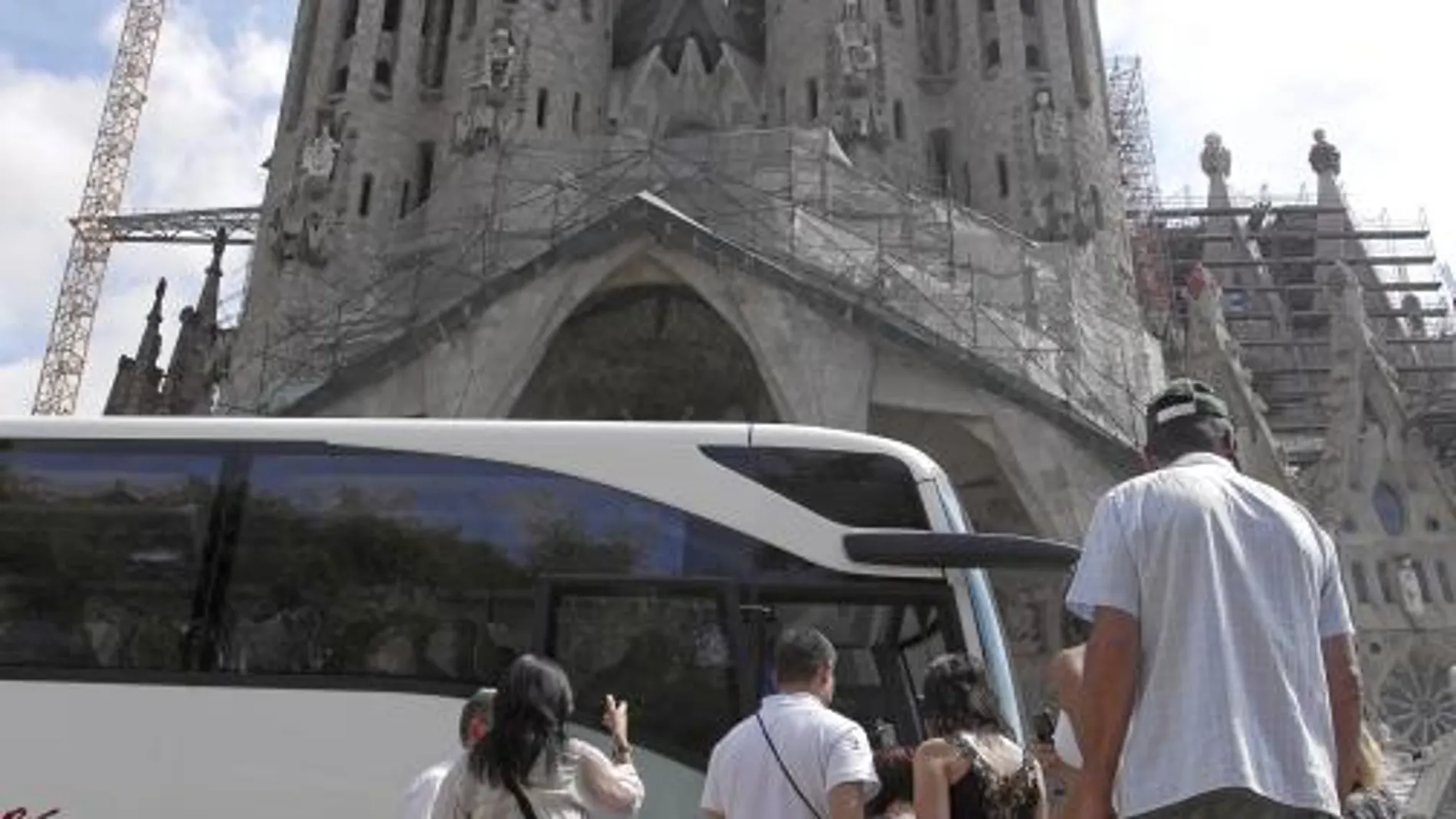 Los vecinos de la Sagrada Familia piden acabar con los buses turísticos