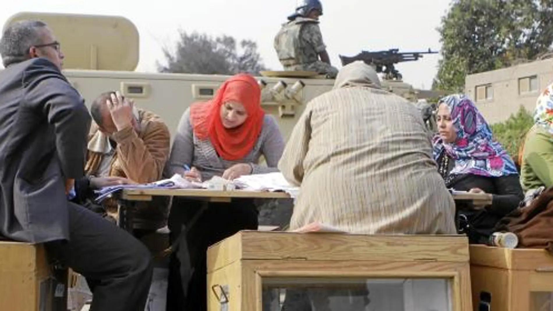 Un grupo de interventores recuenta los votos de las elecciones parlamentarias egipcias, ayer, en El Cairo