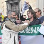 Gordillo, rodeado de sus seguidores, a la salida del Tribunal Superior de Justicia de Andalucía, ayer en Granada