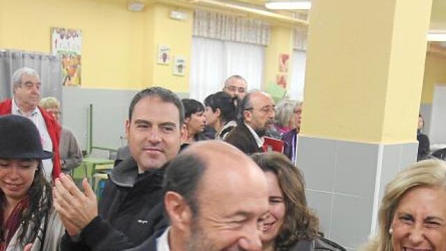 Pérez Rubalcaba, ayer, saluda a sus simpatizantes tras ejercer su derecho al voto
