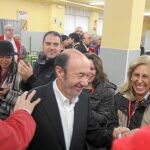 Pérez Rubalcaba, ayer, saluda a sus simpatizantes tras ejercer su derecho al voto