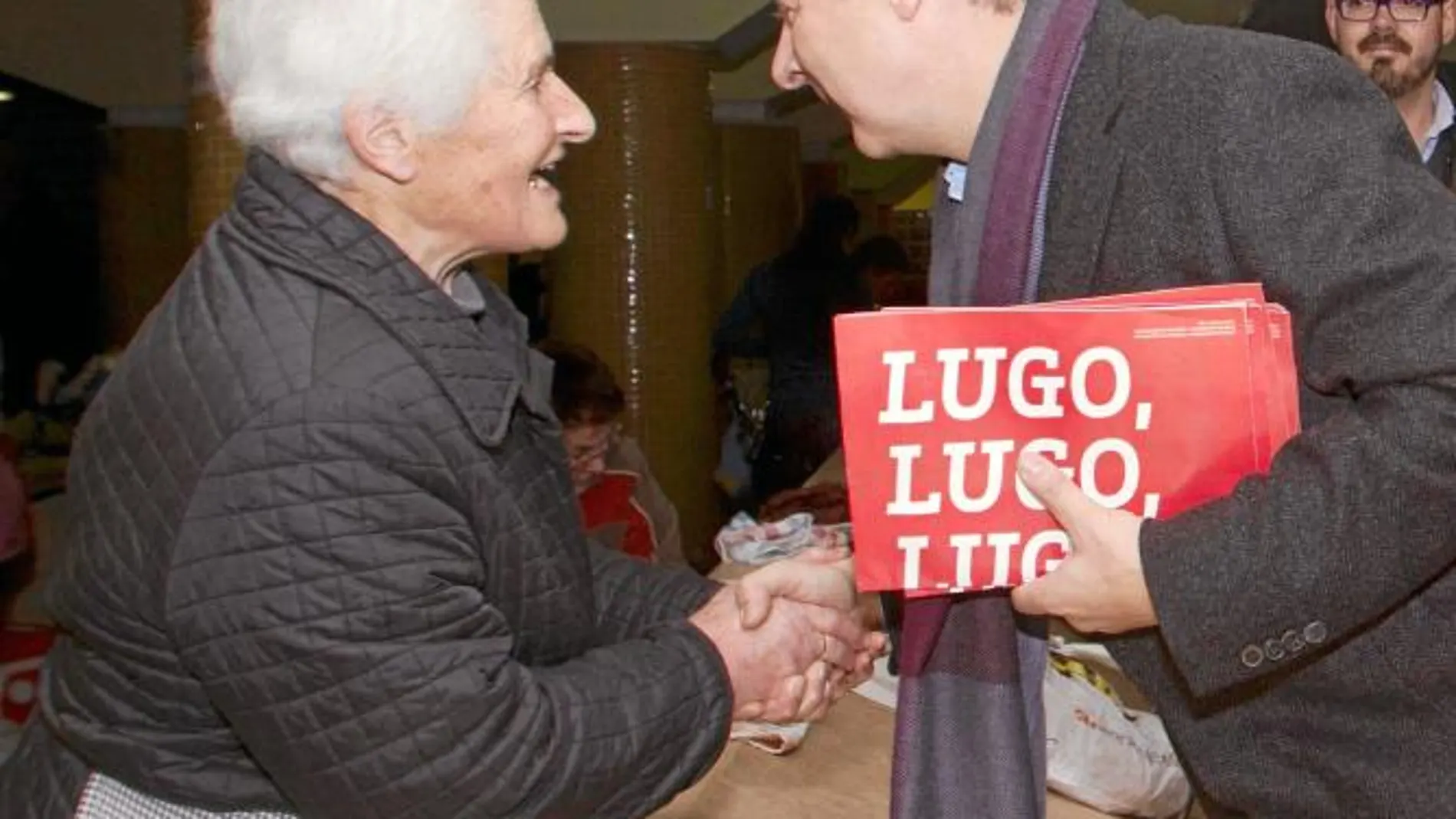 Blanco saluda a una vecina de Lugo, donde el PSOE repartió propaganda electoral
