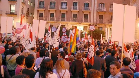La nueva ordenanza podría prohibir manifestarse en la plaza de la Virgen