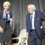 La directora gerente del FMI, Christine Lagarde junto al ex presidente del Banco Mundial, James Wolfensohn, ayer en Washington