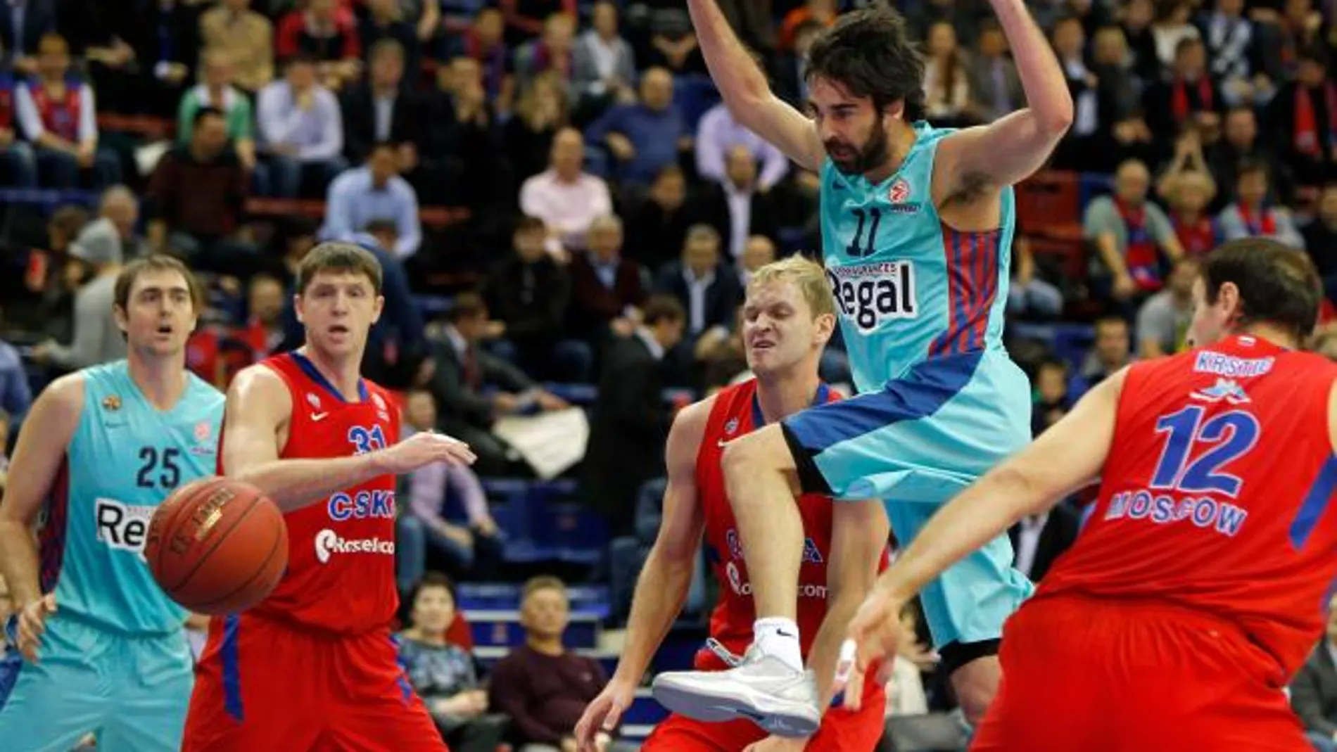 Juan Carlos Navarro salta ante los jugadores del CSKA Viktor Khryapa, centro, y Nenad Krstic, derecha