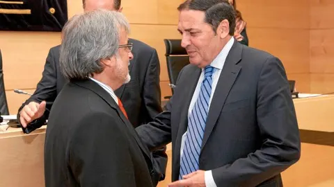 El consejero de Sanidad, Antonio María Sáez Aguado, conversa con el procurador del grupo mixto José María Glez.
