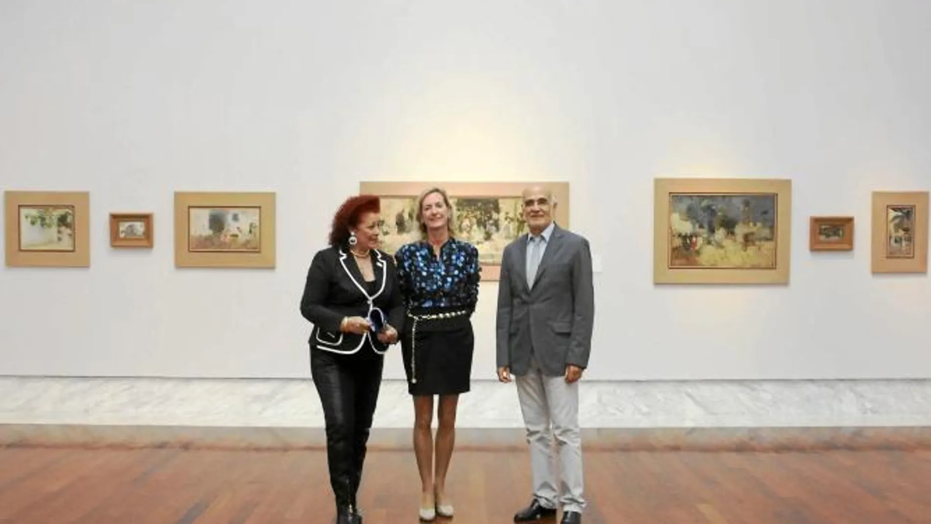 Consuelo Císcar, Paz Olmos y Javier Pérez Rojas en la exposición, donde se exhibe «Monaguillo tocando la zambomba»
