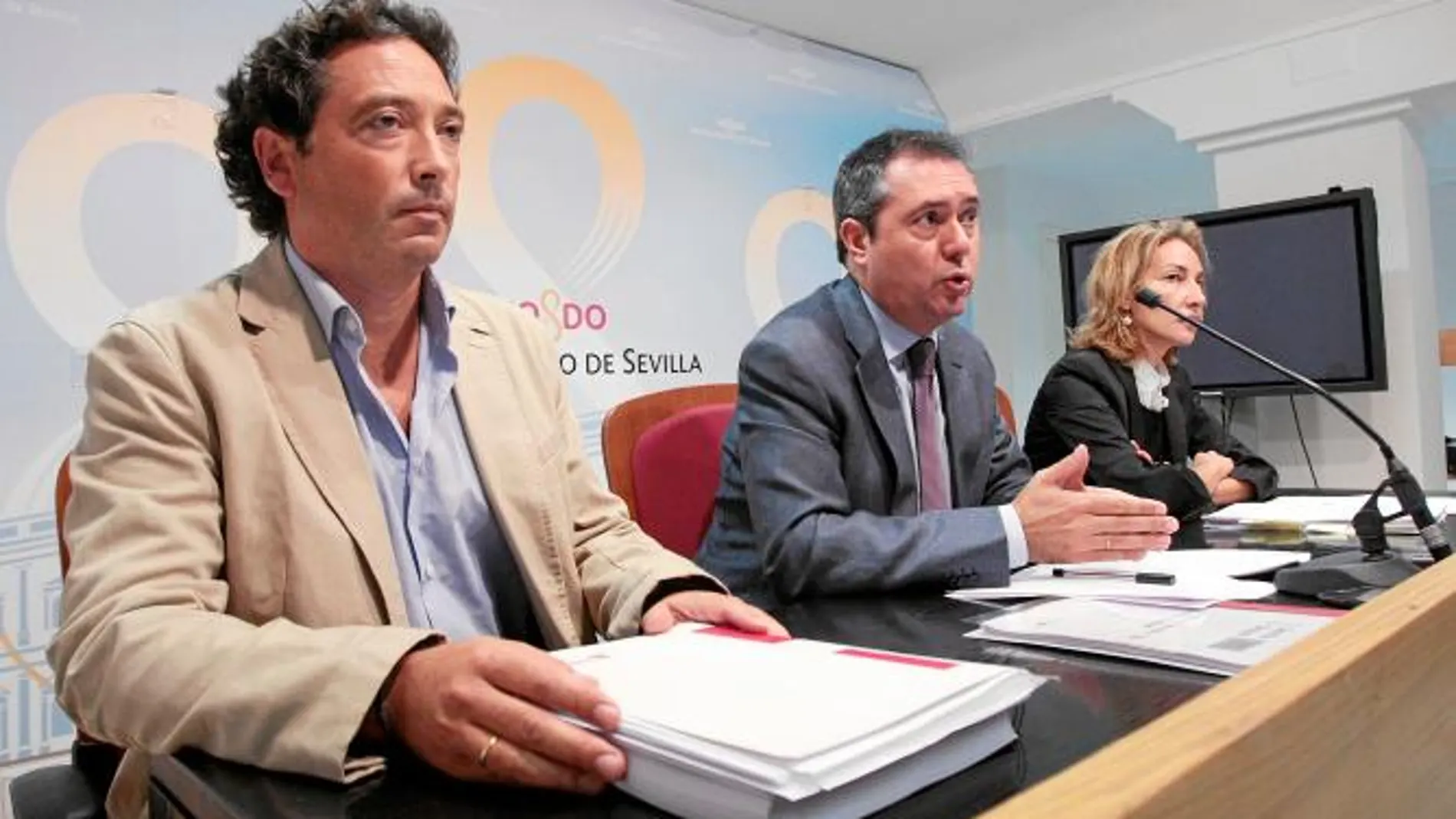Juan Carlos Cuerda, del Comité de Sevilla Global, junto a Juan Espadas y Susana López