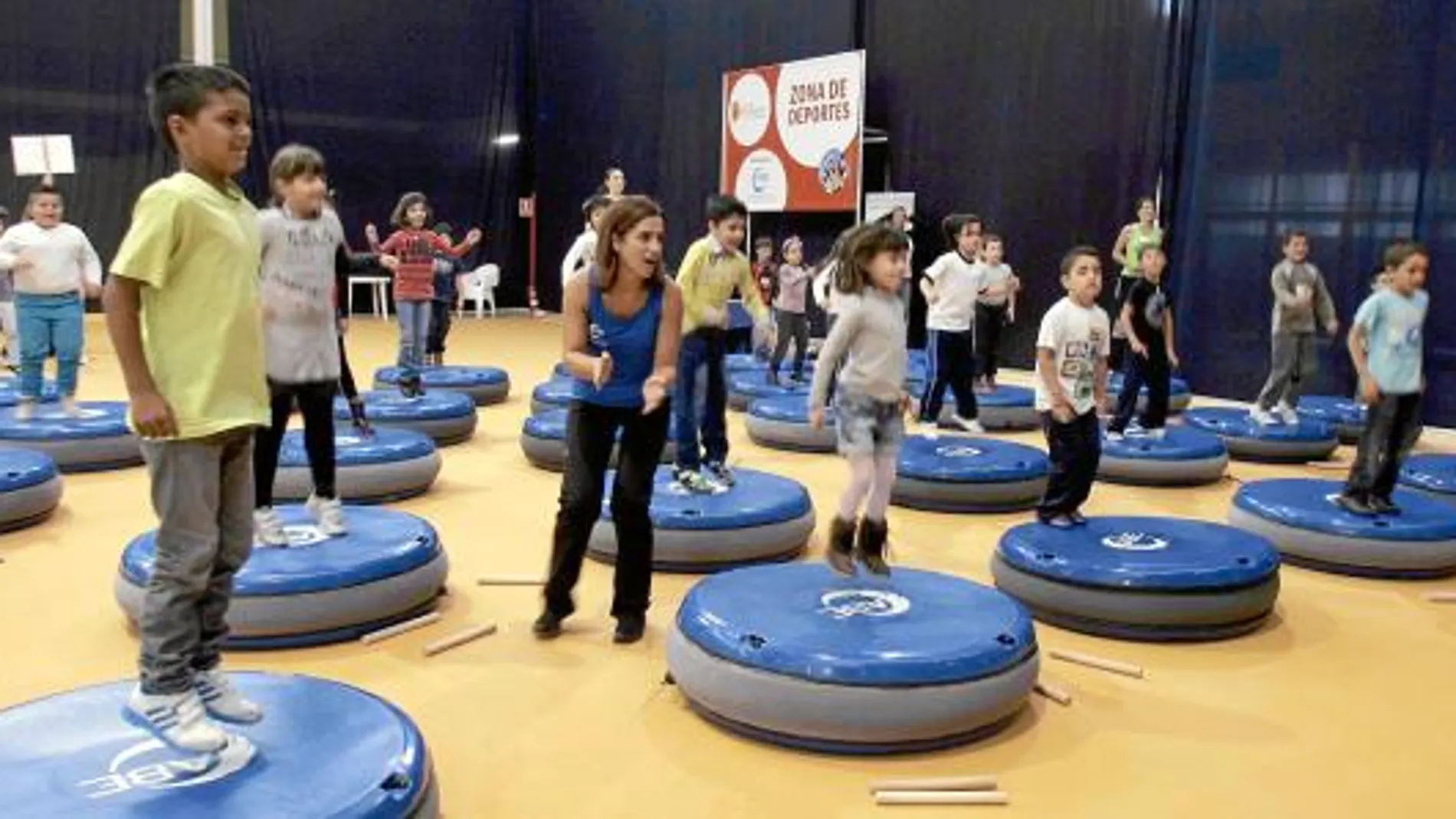 Varios niños realizan pruebas deportivas en el marco del II Foro Estilo de Vida Saludable que se celebra en Valladolid