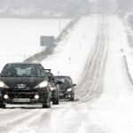 Varios vehículos circulan entre la nieve por la CA-171, en las cercanías de Corconte, en Cantabria