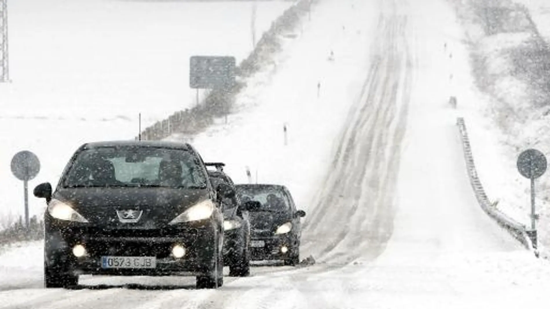 Varios vehículos circulan entre la nieve por la CA-171, en las cercanías de Corconte, en Cantabria