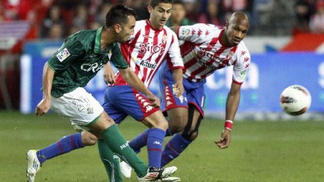 Sangoy mantiene la esperanza para el Sporting (2-1)