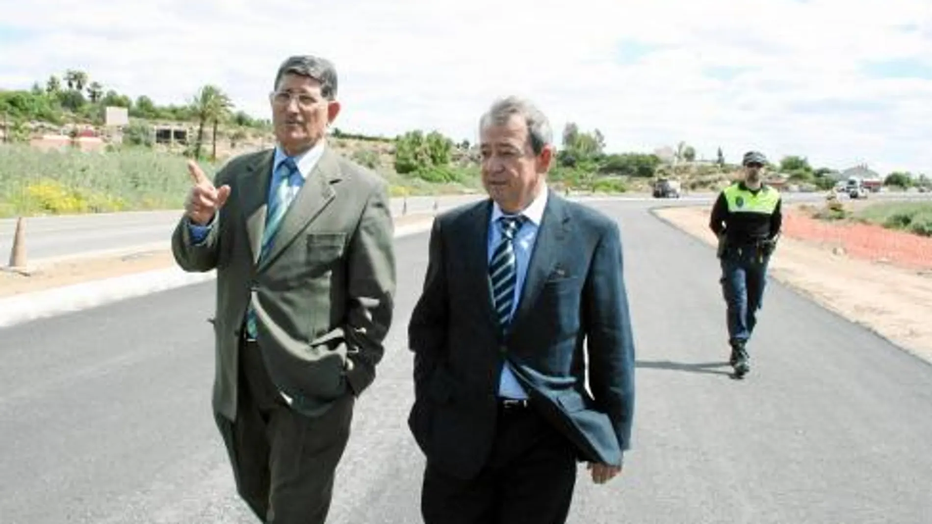 El alcalde de Águilas, Juan Ramírez, y el director general de Carreteras, José Guijarro, durante la visita a las obras en la carretera de Calarreona