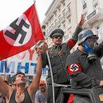 Griegos vestidos de nazis protestan en Atenas