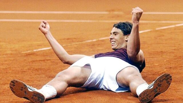 Nadal, al final de su partido ante Roddick en La Cartuja. Era el 2-0 para España en la final de 2004