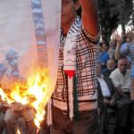 Activistas palestinos y jordanos queman una bandera israelí frente a la sede de la ONU en Ammán, ayer