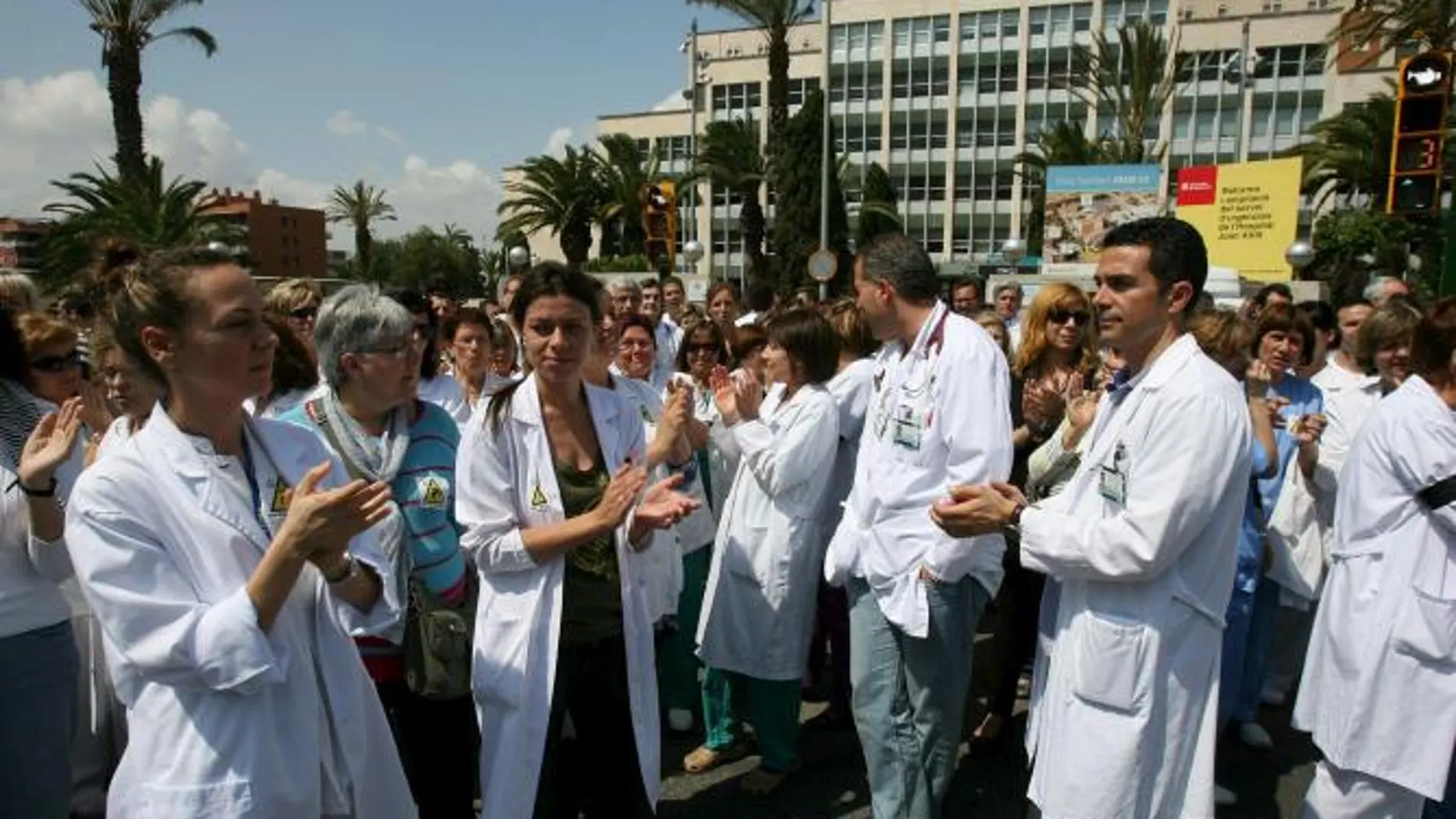 Médicos de un hospital de Tarragona protestan contra los recortes