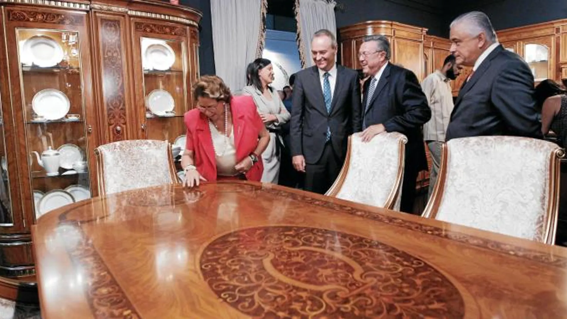 El presidente de la Generalitat, Alberto Fabra, y la alcaldesa de Valencia, Rita Barberá, ayer durante la inauguración de Hábitat Valencia