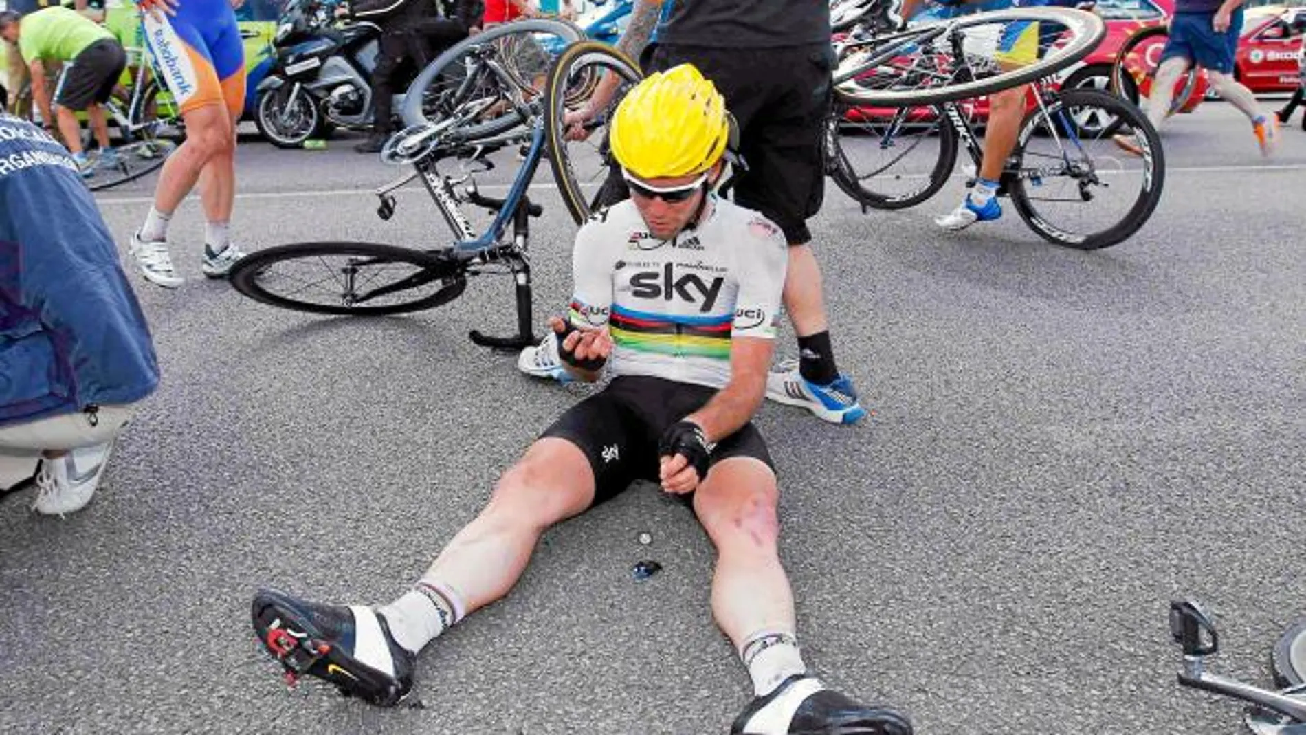 Greipel se estrena ante la eliminación de Cavendish