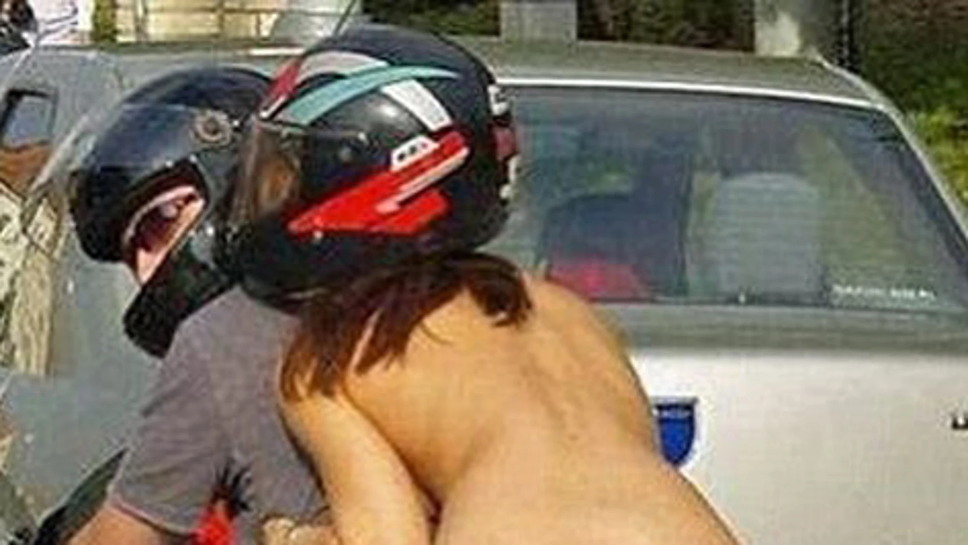 Multan por no llevar casco a una motorista completamente desnuda