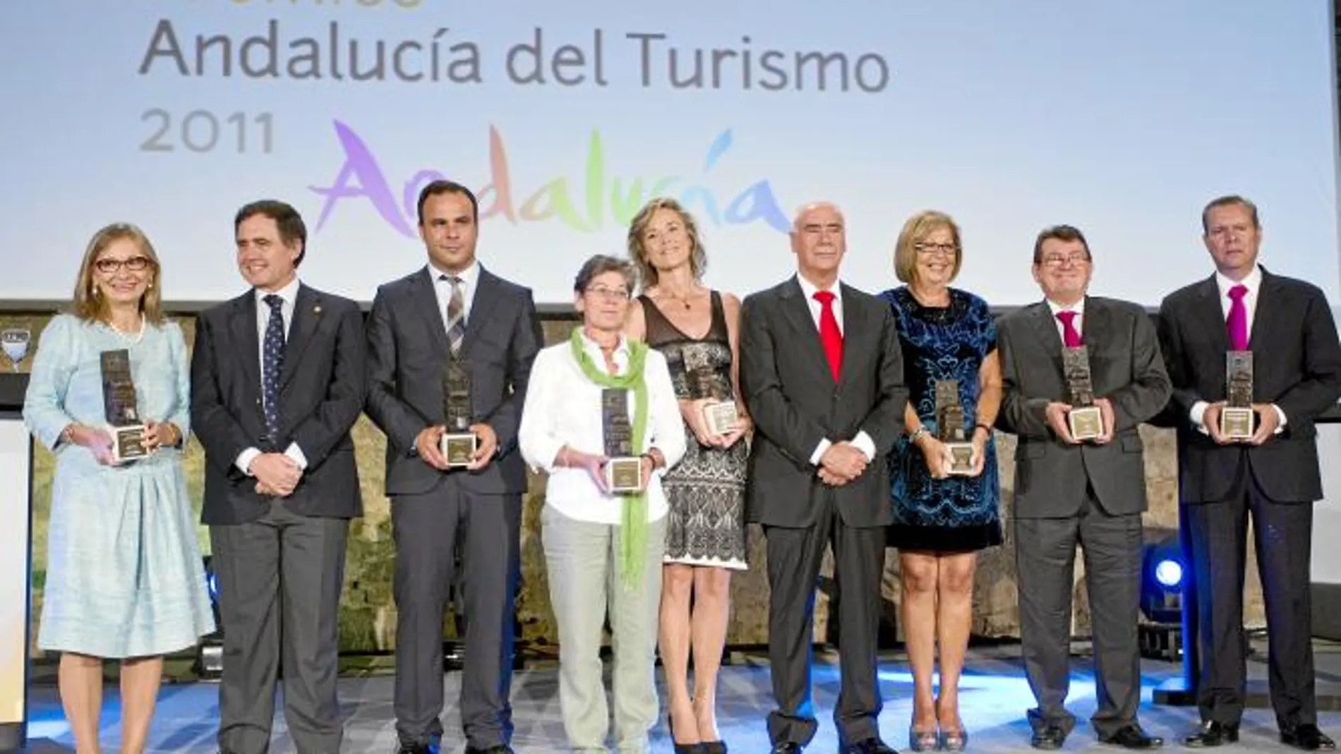 El consejero de Turismo, Comercio y Deporte, Luciano Alonso, con todos los premiados tras la gala celebrada en Gibralfaro