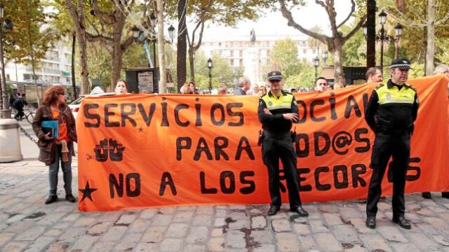 Los empleados del programa «Zonas» se manifestaron ayer ante el Ayuntamiento