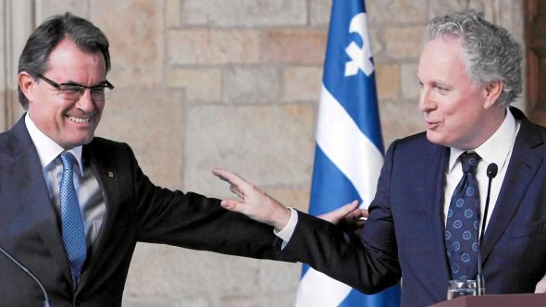 Mas tuvo gestos de complicidad con el primer ministro del Quebec, de quien envidia su pacto fiscal