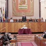 El PP propone a PSOE e IU eliminar a 30 de los 109 diputados del Parlamento