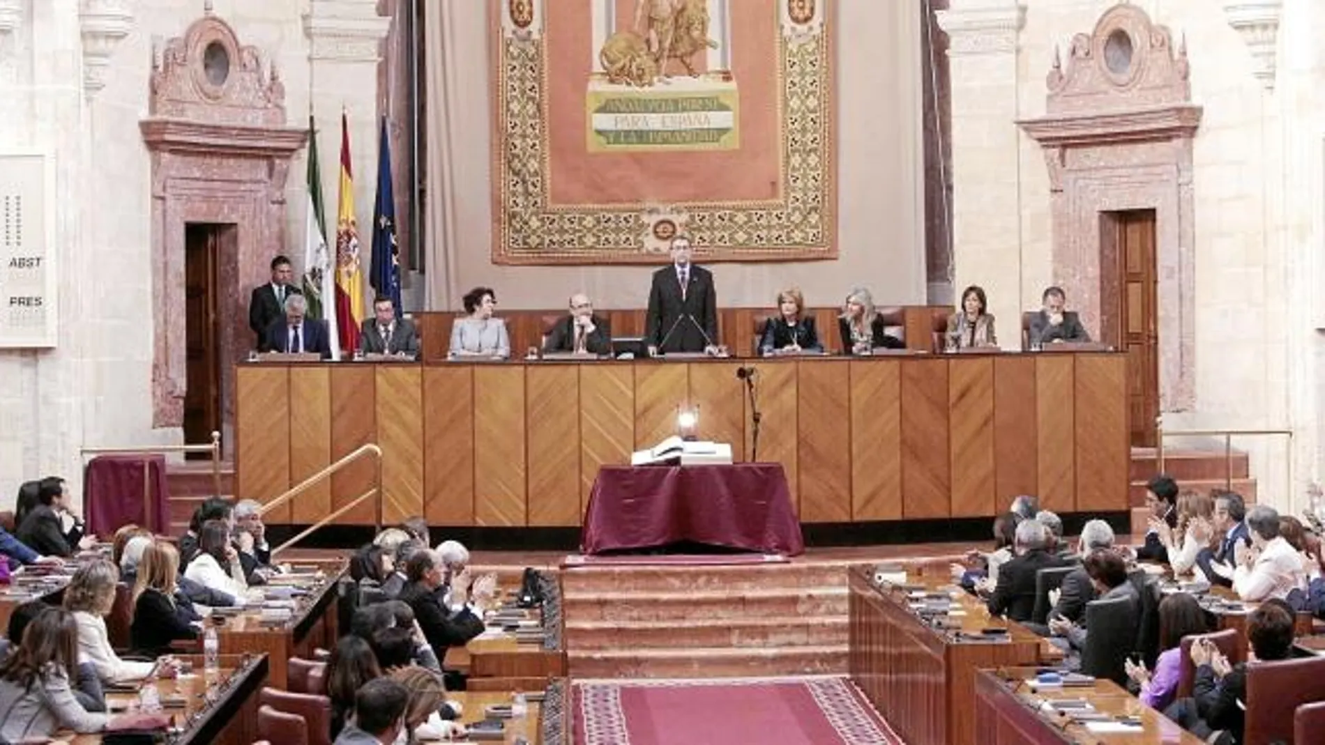 El PP propone a PSOE e IU eliminar a 30 de los 109 diputados del Parlamento