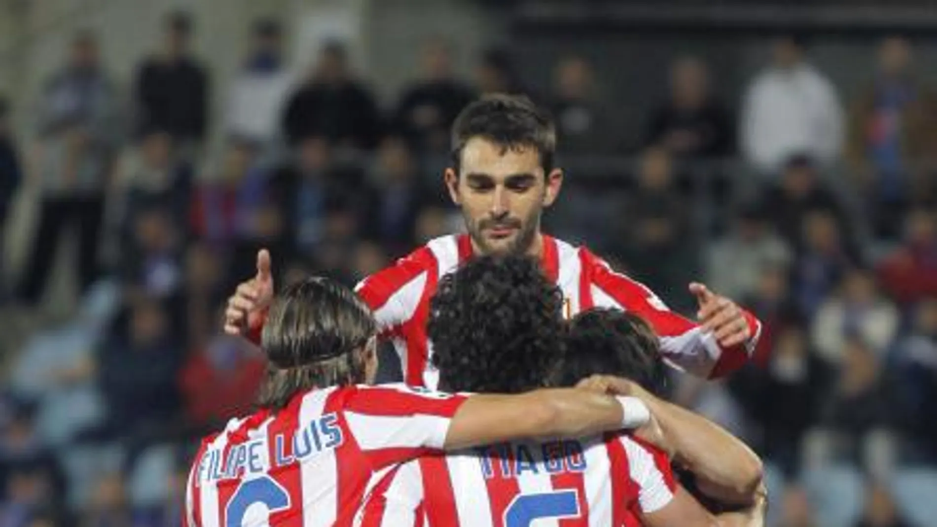 Los jugadores del Atlético de Madrid celebran el primer gol de su equipo, materializado por el delantero colombiano Radamel Falcao