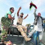 Rebeldes libios celebraron ayer en Trípoli la conquista de Sirte y la caída del dictador, acontecimientos que marcan el final de la guerra