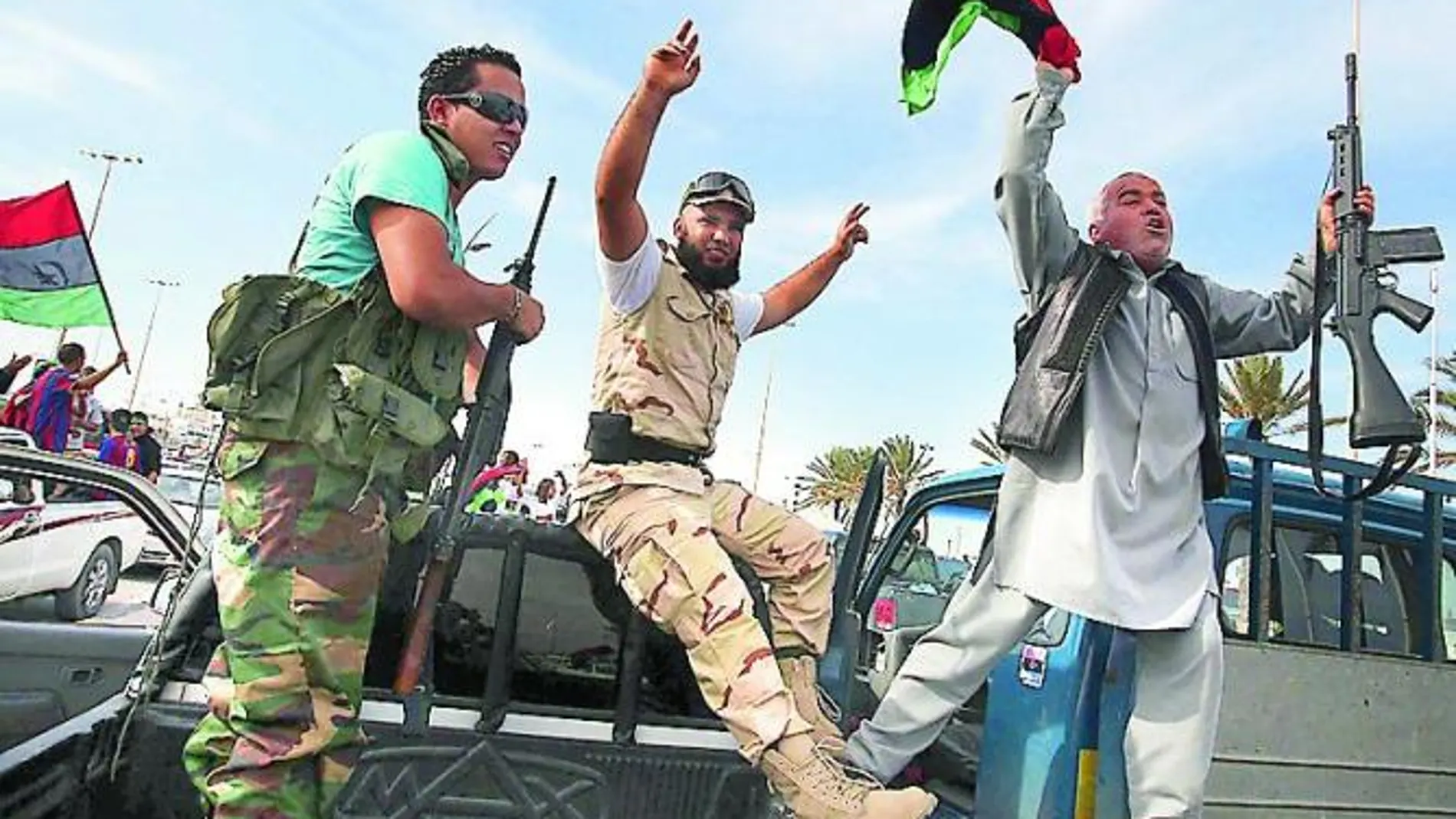 Rebeldes libios celebraron ayer en Trípoli la conquista de Sirte y la caída del dictador, acontecimientos que marcan el final de la guerra